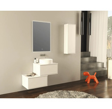 Modernes Badezimmer mit Waschbecken, Spiegel, Unterschrank und Hochschrank