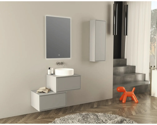 Salle de bain moderne avec meuble-lavabo, miroir, armoire suspendue et éléments décoratifs.