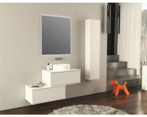 Modernes Badezimmer mit Waschbecken, Spiegel, Unterschrank und Hochschrank.