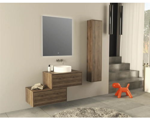 Modernes Badezimmer mit Waschtisch, Spiegel und Hochschrank in Holzoptik