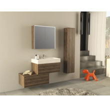 Badezimmer mit Waschtisch, Spiegelschrank und Hochschrank in Holzoptik