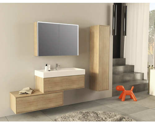 Modernes Badezimmer mit Waschtisch, Spiegelschrank mit Beleuchtung und Hochschrank