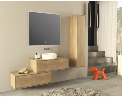 Modernes Badezimmer mit Waschtisch, Spiegel, Hochschrank und dekorativen Elementen.