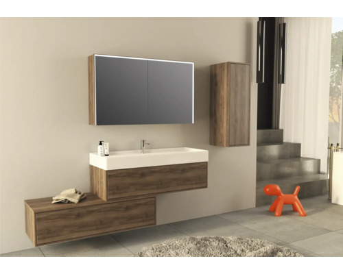 Modernes Badezimmerensemble mit Waschtisch, Spiegelschrank und Hochschrank in Holzoptik