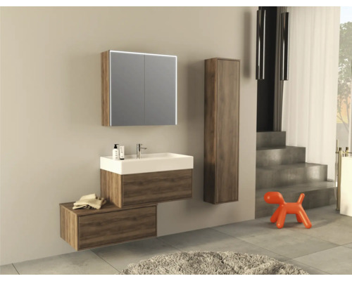 Salle de bains moderne avec meuble-lavabo, armoire de toilette, armoire haute et décoration