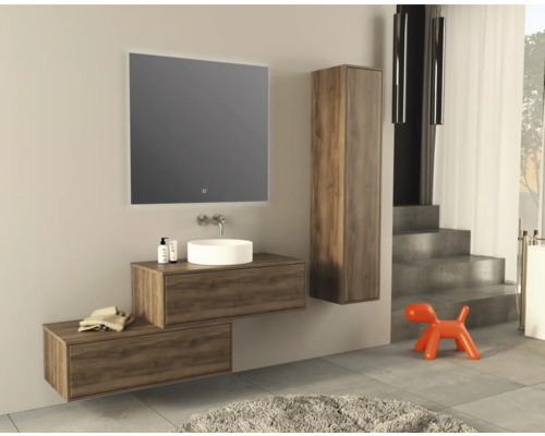 Salle de bains moderne avec meuble sous-lavabo, miroir, lavabo et armoire haute