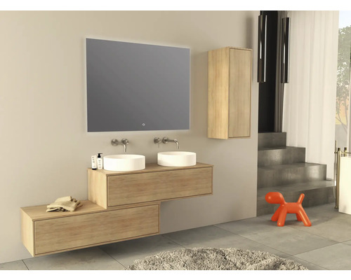 Salle de bains moderne avec double vasque, miroir avec éclairage et armoire en bois
