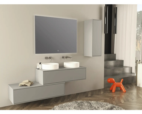 Salle de bains moderne avec double vasque, miroir avec éclairage et armoire de rangement