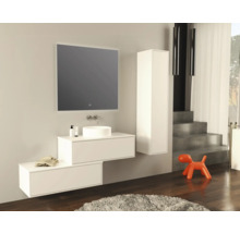 Badezimmer mit Waschbecken, Unterschrank, Spiegelschrank und Hochschrank in Weiß