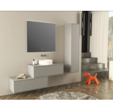 Modernes Badezimmer mit Waschtisch, Spiegel und Hochschrank