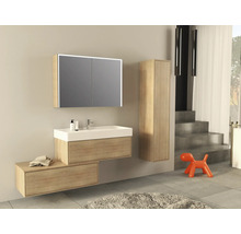 Badezimmer mit Waschtisch, Spiegelschrank und Hochschrank in Holzoptik