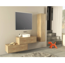 Modernes Badezimmer mit Waschtisch, Spiegel und Hochschrank in Holzoptik