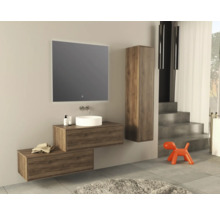 Salle de bain avec meuble sous-lavabo, miroir, armoire haute et décoration