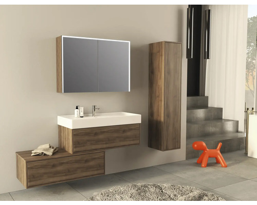Modernes Badezimmerensemble mit Waschtischunterschrank, Spiegelschrank mit Beleuchtung und Hochschrank in Holzoptik.