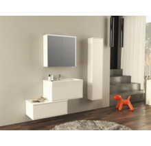 Modernes Badezimmer mit Waschbecken, Spiegelschrank und Hochschrank