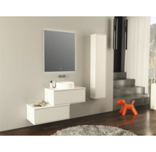 Modernes Badezimmer mit Waschbecken, Spiegel, Unterschrank und Hochschrank