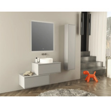 Modernes Badezimmer mit Waschbecken, Spiegel und Unterschrank
