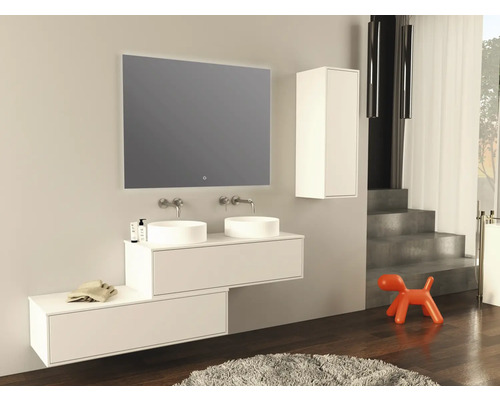 Salle de bains moderne avec double vasque, miroir éclairé et armoire suspendue pour plus de rangement.