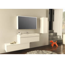 Modernes Badezimmer mit Waschtisch, Spiegelschrank mit Beleuchtung und Hochschrank
