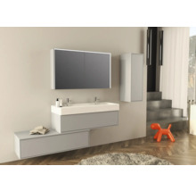 Badezimmer mit Waschtisch, Spiegelschrank und Hängeschrank
