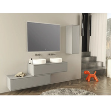Modernes Badezimmer mit Doppelwaschtisch, Spiegel mit Beleuchtung und Hochschrank