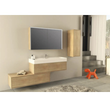 Salle de bain moderne avec meuble-lavabo, armoire de toilette et armoire haute aspect bois.