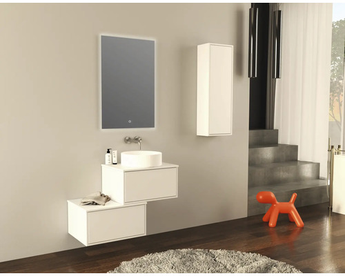 Salle de bain moderne avec lavabo, miroir et espace de rangement