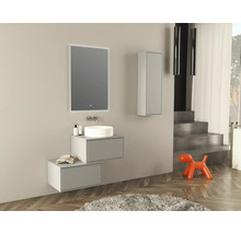 Modernes Badezimmer mit Waschtisch, Spiegel, Hängeschrank und dekorativen Elementen.