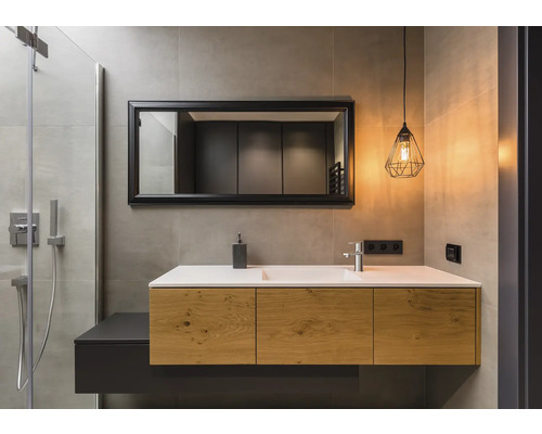 Salle de bain moderne avec meuble-lavabo, miroir et éclairage