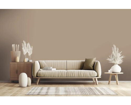 Wohnzimmer mit Sofa, Teppich und Holzschrank