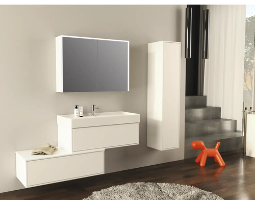 Salle de bains moderne avec lavabo, armoire de toilette éclairée et armoire haute