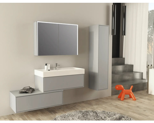 Salle de bains moderne avec lavabo, armoire de toilette avec éclairage et armoire haute