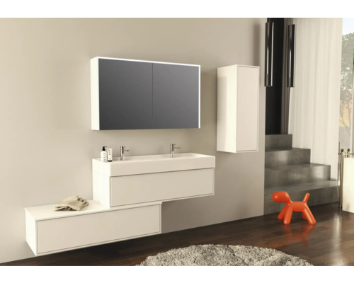 Salle de bain moderne avec lavabo, armoire de toilette et éléments de rangement