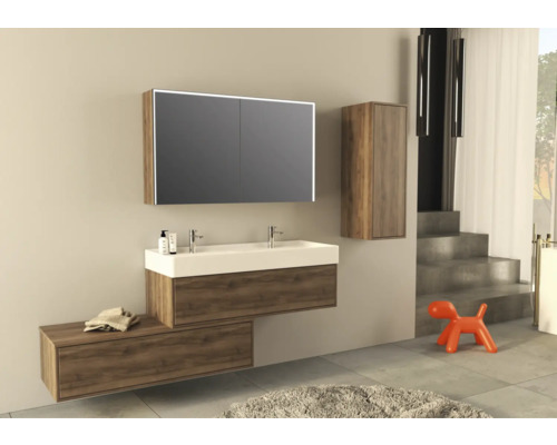 Badezimmer mit Waschtisch, Spiegelschrank, Hängeschrank und orangefarbener Hundefigur