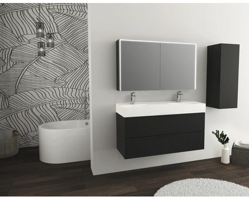 Modernes Badezimmer mit Doppelwaschtisch, Spiegelschrank mit Beleuchtung und einem Hochschrank