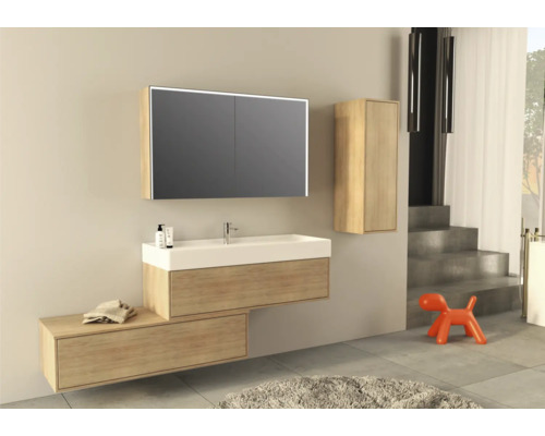 Salle de bains moderne avec lavabo, armoire de toilette et armoire haute en aspect bois