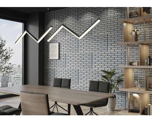 Salle de réunion avec table à manger, chaises et étagère devant un mur en pierre avec une lampe zigzag moderne