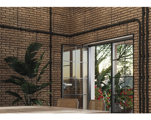 Intérieur avec mur de briques, tuyaux et porte vitrée