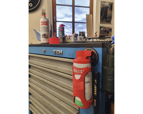 Bombe Ballistol dans un support sur un chariot à outils