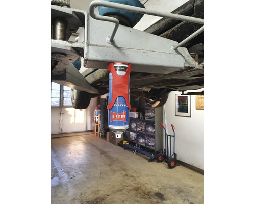 Aérosol Ballistol Tekstat avec support magnétique sur un pont élévateur