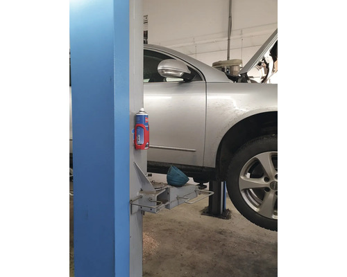 Une voiture sur un élévateur dans un garage.