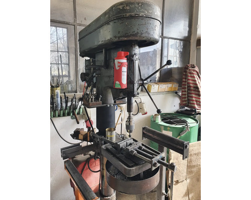 Perceuse à colonne avec mandrin et dispositif de serrage dans un atelier