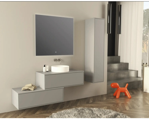 Salle de bain moderne avec miroir, lavabo, meuble sous-vasque et armoire haute