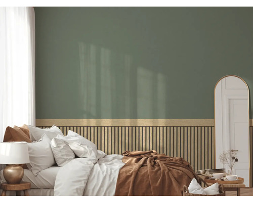 Helles Schlafzimmer mit Bett, Nachttisch, Lampe und Wandpaneelen