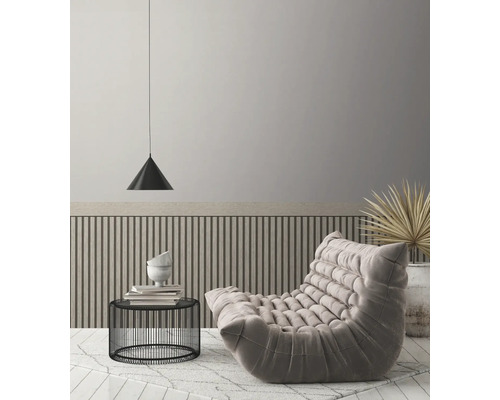 Salon avec fauteuil, table d''appoint, suspension et panneaux muraux