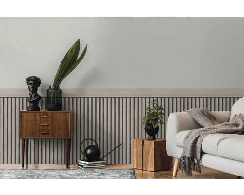 Salon avec panneaux muraux, commode et canapé pour un intérieur élégant.