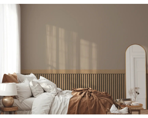 Chambre à coucher avec lit, mur à lattes et miroir