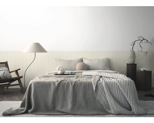 Chambre avec lit, tables de chevet, lampadaire et chaise