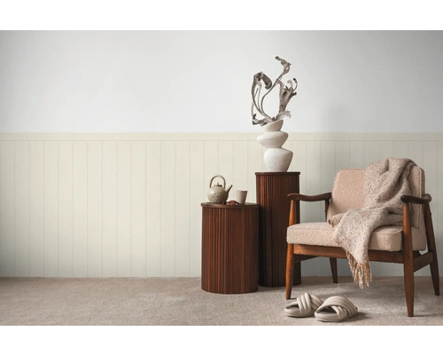 Salon avec lambris en bois, fauteuil, tables d''appoint et décoration