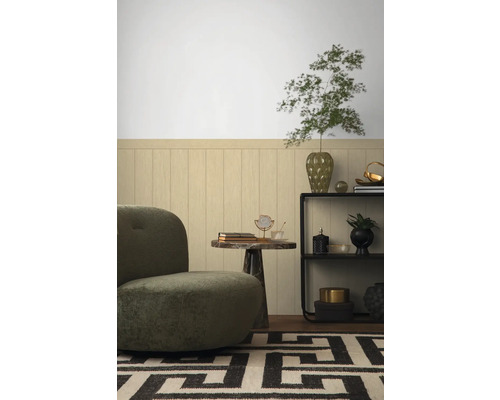 Salon avec fauteuil, table et surfaces décorées